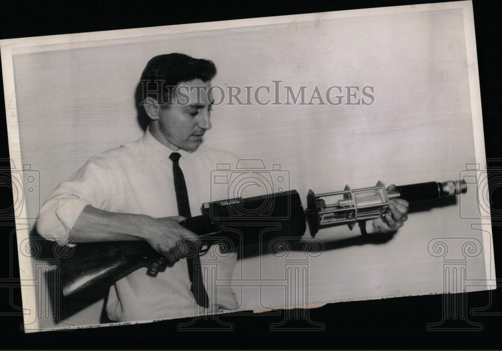 1964 Press Photo Engineer Gaylen Lyell Boston exhibits - RRW58487 - Historic Images