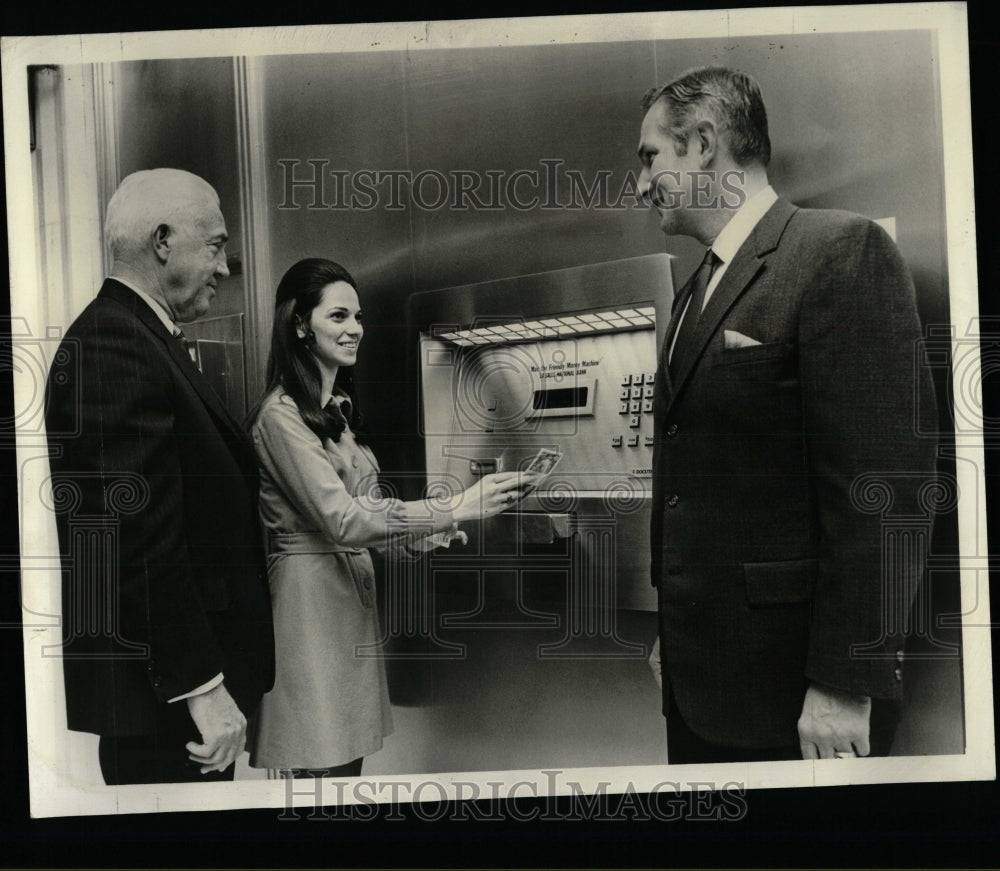1971 Press Photo Janet Lppolito La Salle Money Break - RRW58537 - Historic Images