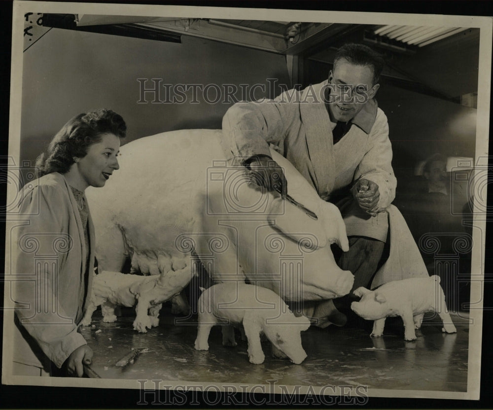 1947 Press Photo Frank Dutt Lard Sow Piglet Sculpture - RRW58561 - Historic Images