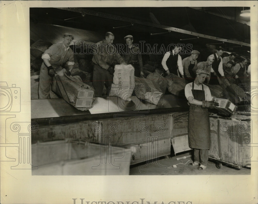 1935 Press Photo Receiving incoming parcel post mail - RRW58615 - Historic Images