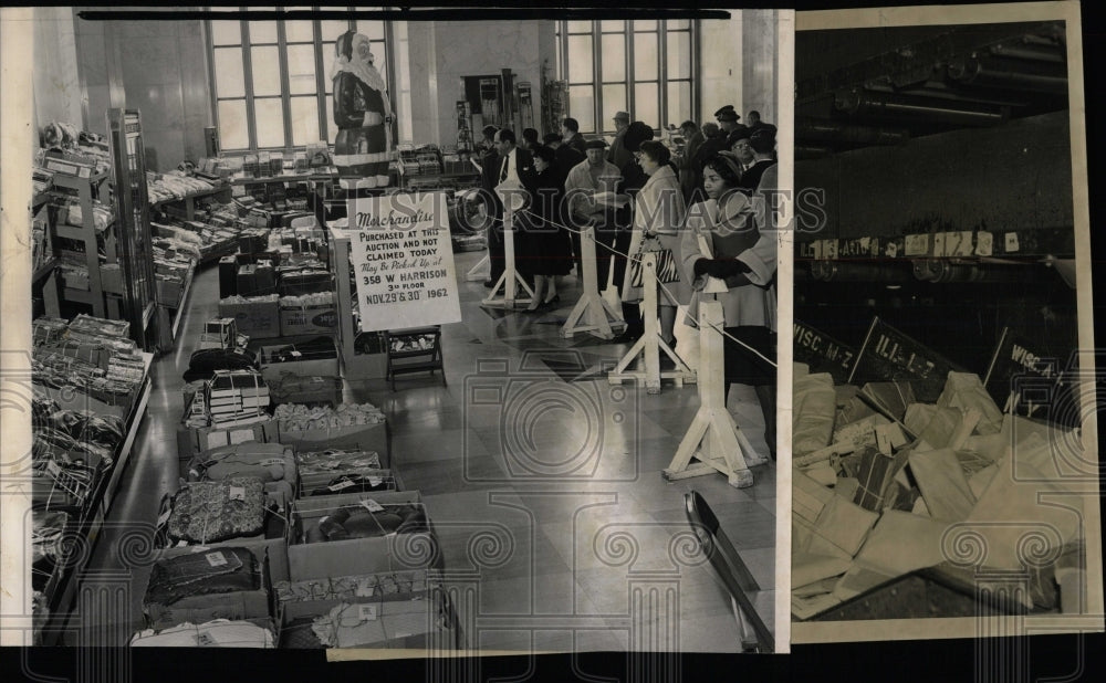 1949 Press Photo Customers Auction Merchandise - RRW58655 - Historic Images