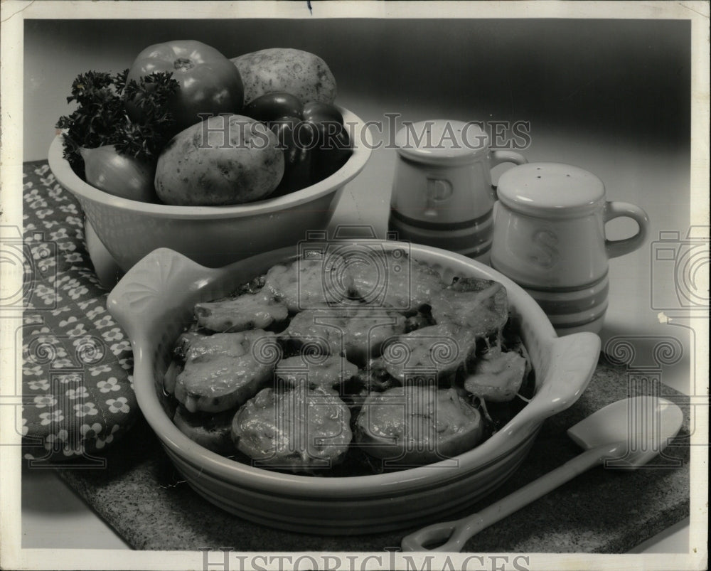 1977 Press Photo Meat Potato pie economical dish meal - RRW58665 - Historic Images