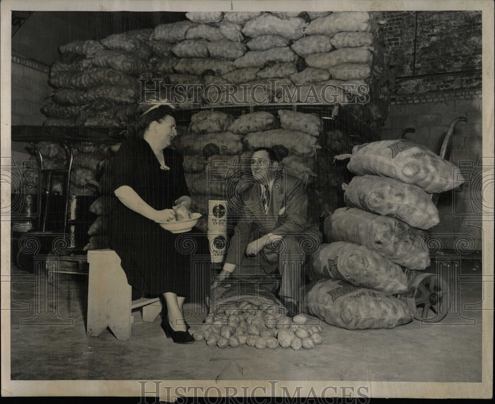1950 Press Photo Potatoes Rubin Janousek Supply - RRW58691 - Historic Images