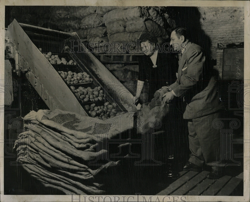 1950 Press Photo Rubin empties sack pototoes washing - RRW58693 - Historic Images