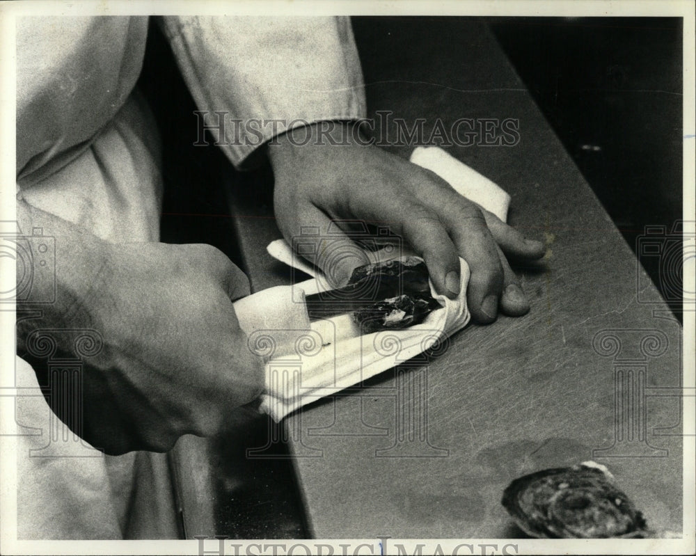 1980 Press Photo Chef Gene Marra knife blade oyster - RRW58707 - Historic Images