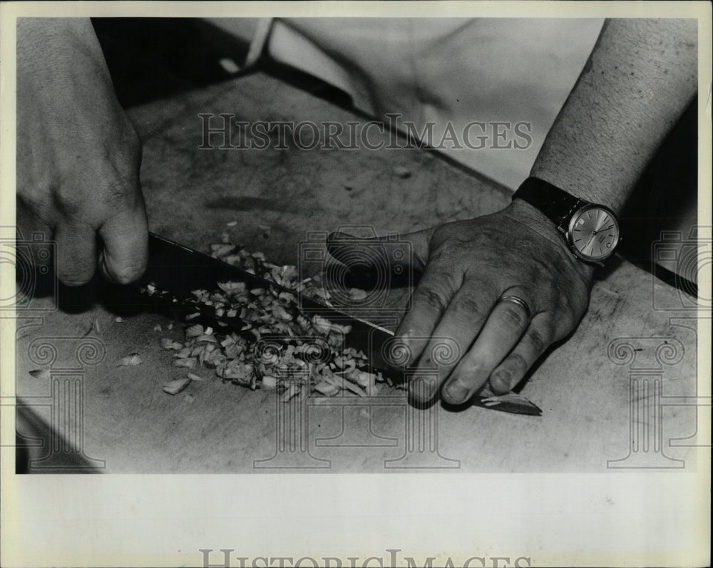 1981 Press Photo Chef Russell Bry oyster dish Bastille - RRW58727 - Historic Images