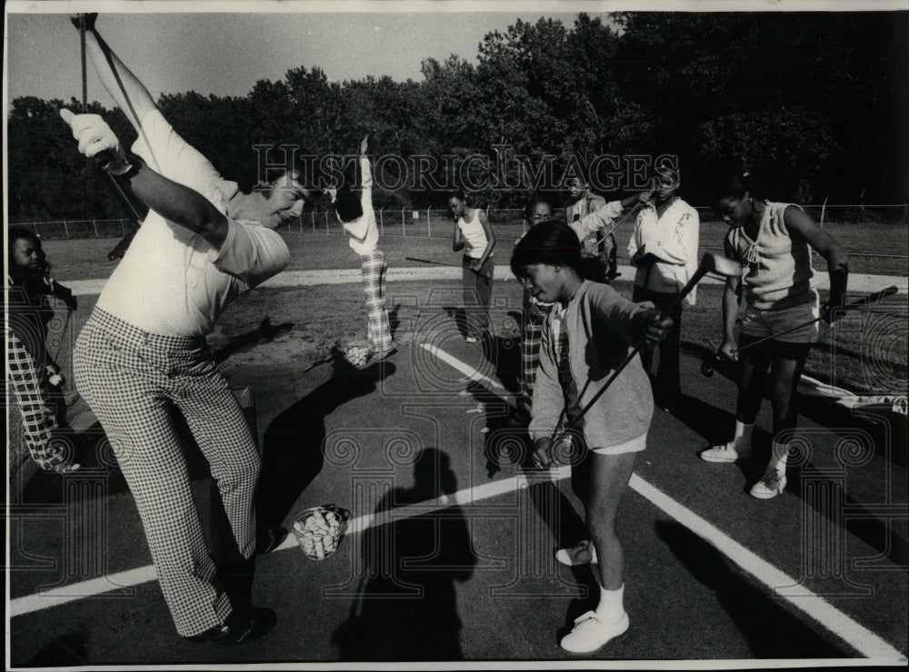 1975 Press Photo Lenwood Robinson Children Golf Clinic - RRW58829 - Historic Images