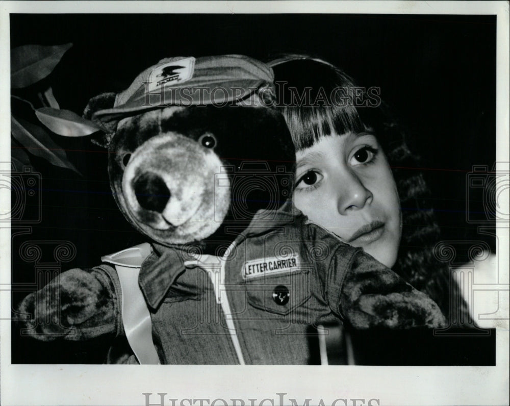 1991 Press Photo Cindy Herrera Shields Elementary Bear - RRW58923 - Historic Images