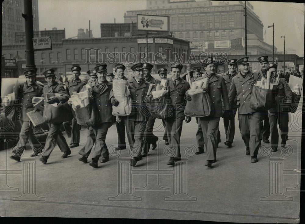 1960 Press Photo Postman parade Chirstmal mailing load - RRW58973 - Historic Images