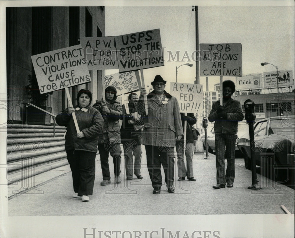 1976 Press Photo Postal Worker picket Chicago Office - RRW58977 - Historic Images