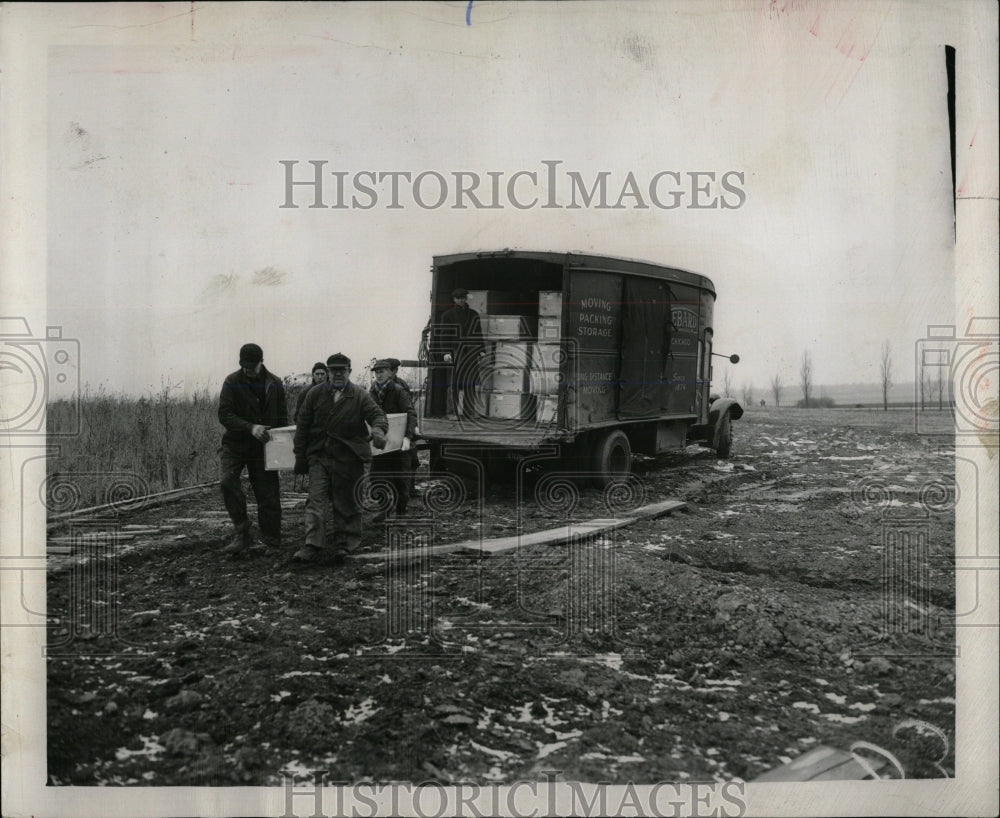 1980 Press Photo Coffins truck barren field burial - RRW58981 - Historic Images