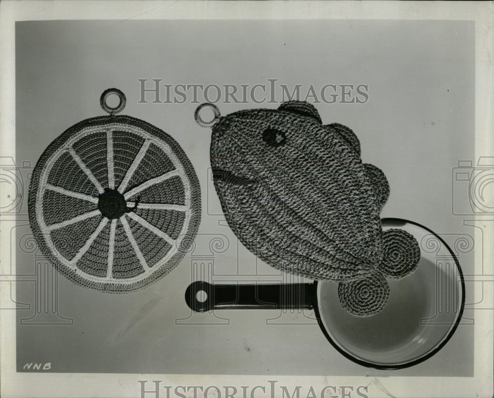 1955 Press Photo Grapefruit and cheerful fish potholder - RRW58999 - Historic Images