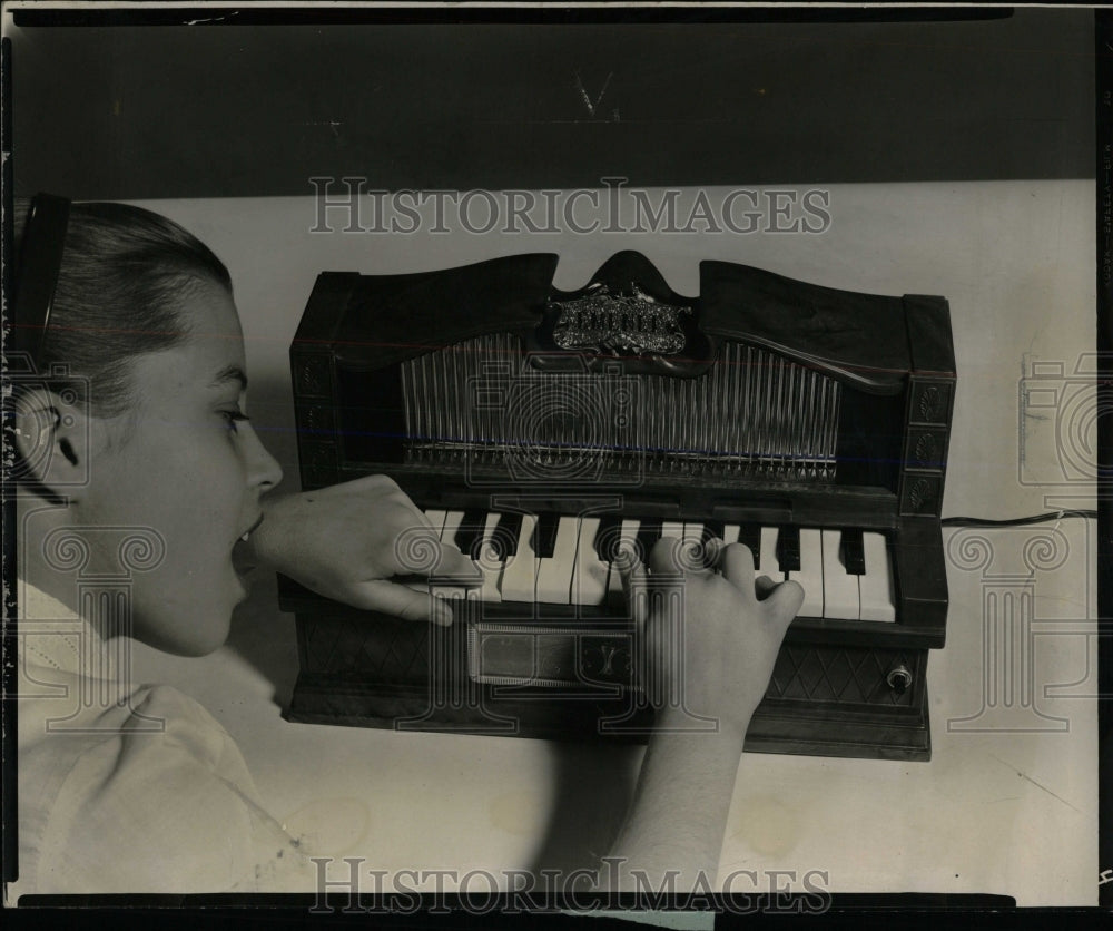 1958 Press Photo Organ Toy Fair Wieboldt Roebuck Carson - RRW59007 - Historic Images