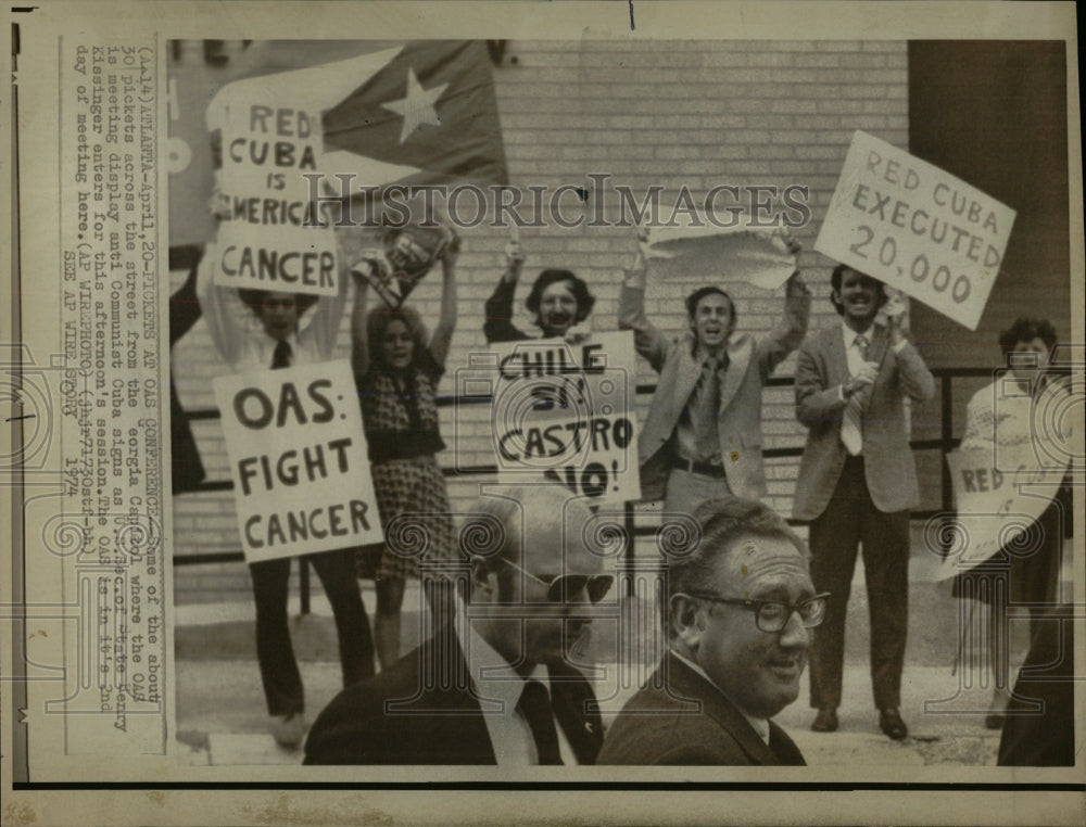 1974 Press Photo Georgia Capital OAS Conference Pickets - RRW59011 - Historic Images
