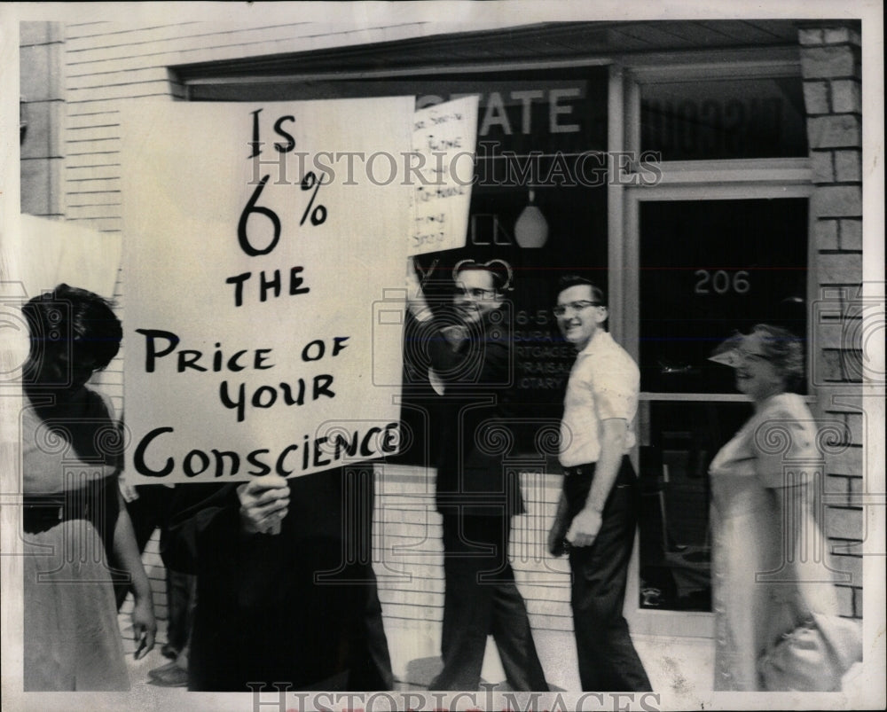 1965 Press Photo Demonstrators picket Block busting - RRW59047 - Historic Images