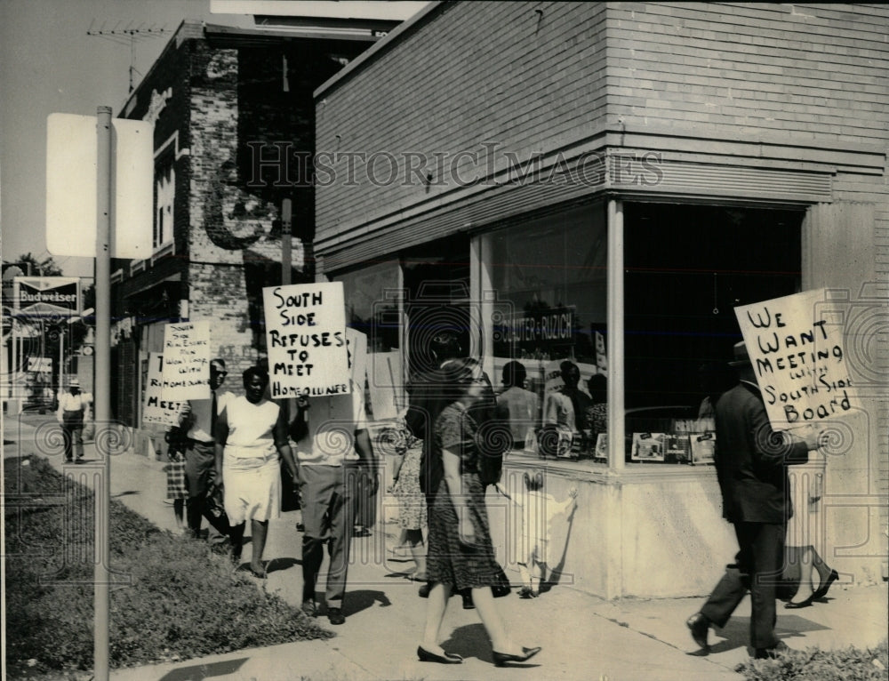 1965 Press Photo Southwest Community march Richard sign - RRW59049 - Historic Images