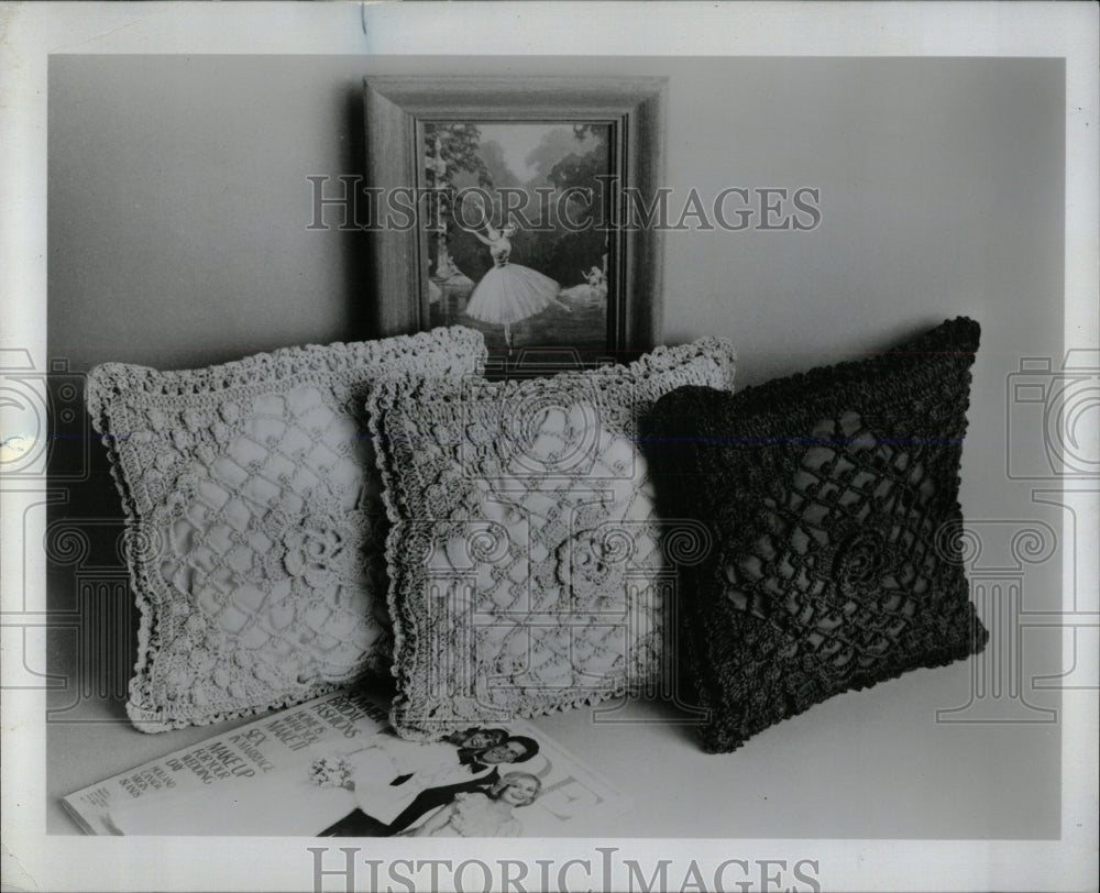 1976 Press Photo Lacy Pillows Brighten decor Crochet - RRW59229 - Historic Images