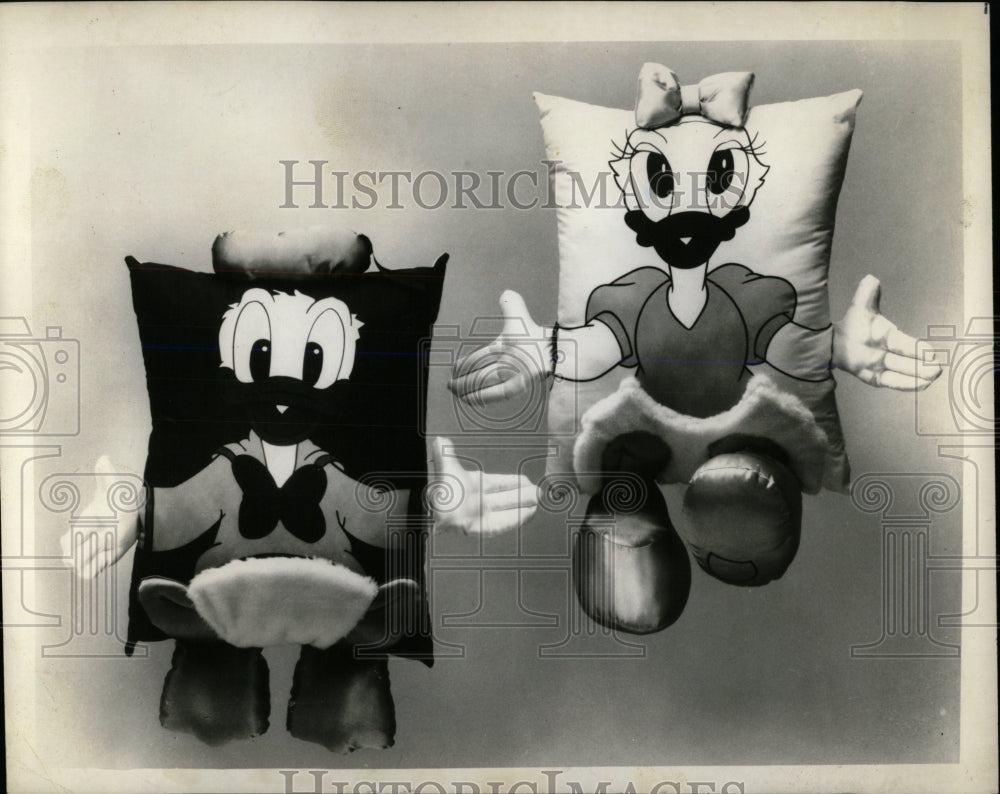 1989 Press Photo Mickey&#39;s Pillow Friends Donald Daisy - RRW59243 - Historic Images