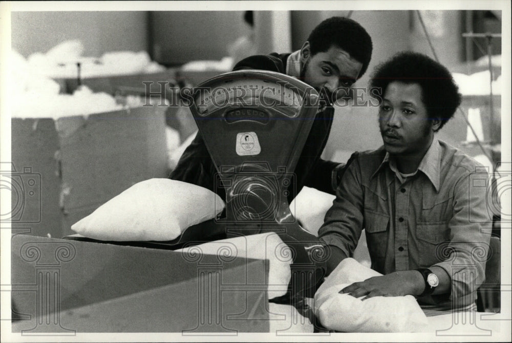 1977 Press Photo Supervisor Reginald Hudson Client - RRW59247 - Historic Images