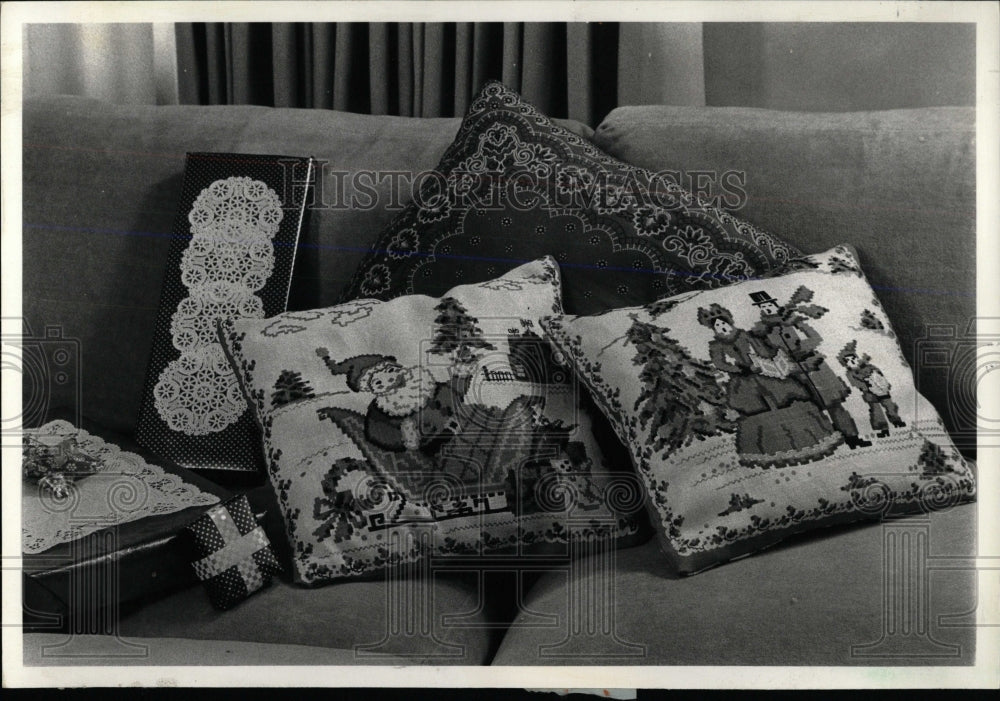 1978 Press Photo Tea-Towel Pillow - RRW59257 - Historic Images