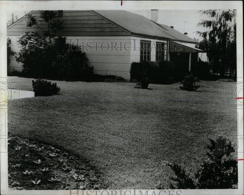 1984 Press Photo Lawn Summer Dry Hot Hard Ground Home - RRW59293 - Historic Images