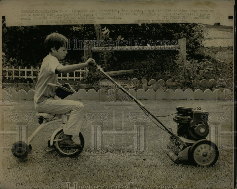 1971 Press Photo Tad Choate lawn mower garden yard save - RRW59295 - Historic Images