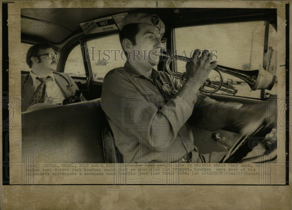 1971 Press Photo Taxi driver Jack Kaufman Whistle Play - RRW59415 - Historic Images