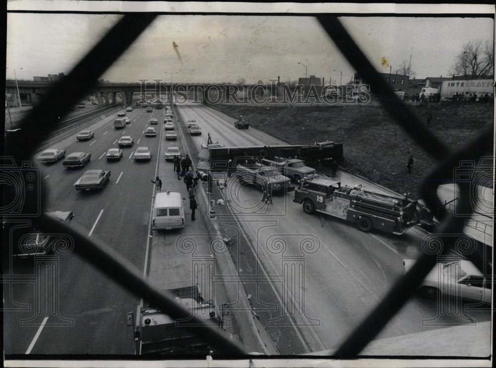 1974 Press Photo Semi truck hit construction bridge - RRW59431 - Historic Images