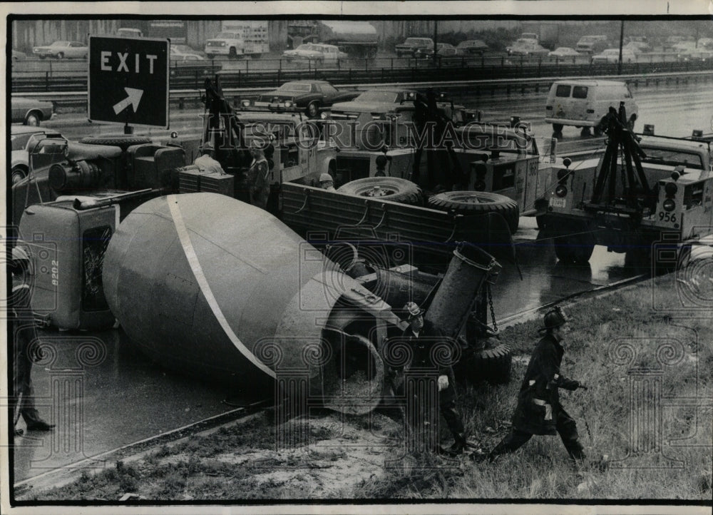 1974 Press Photo Accident cement truck workers found - RRW59443 - Historic Images