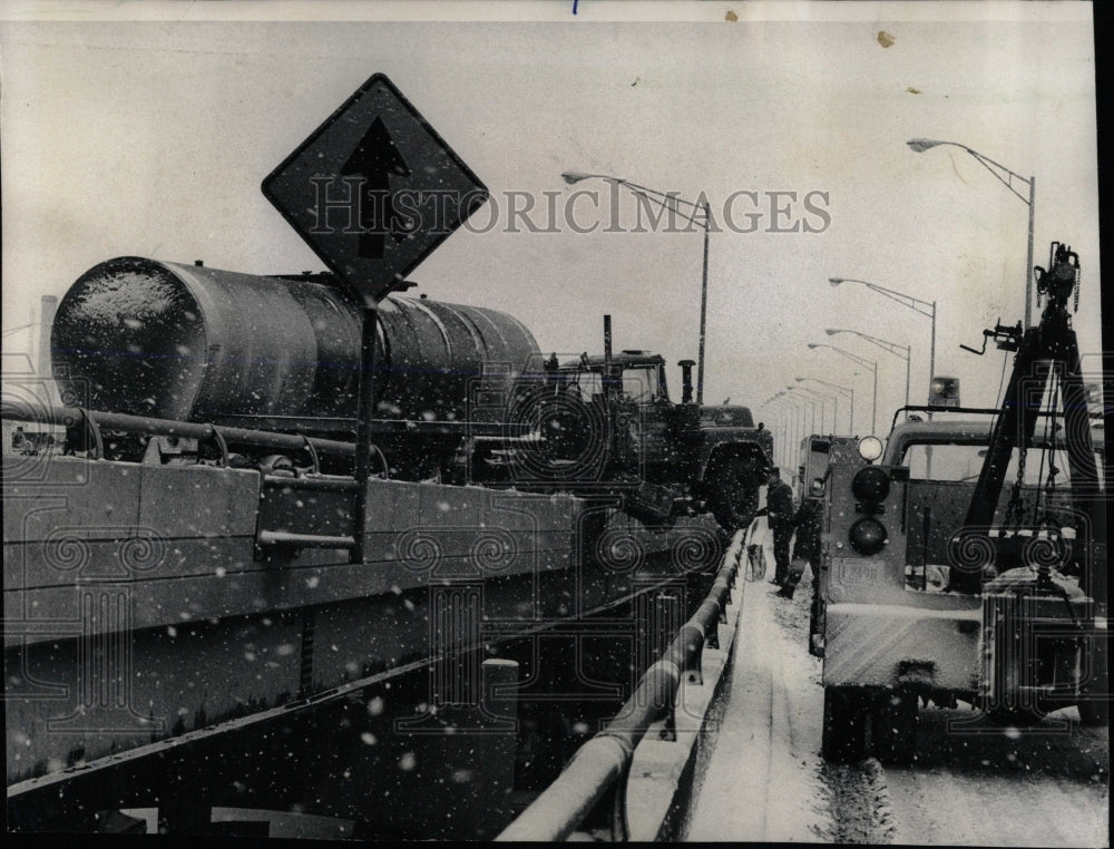 1974 Press Photo Stevenson Expressway Truck Skid Snow - RRW59445 - Historic Images