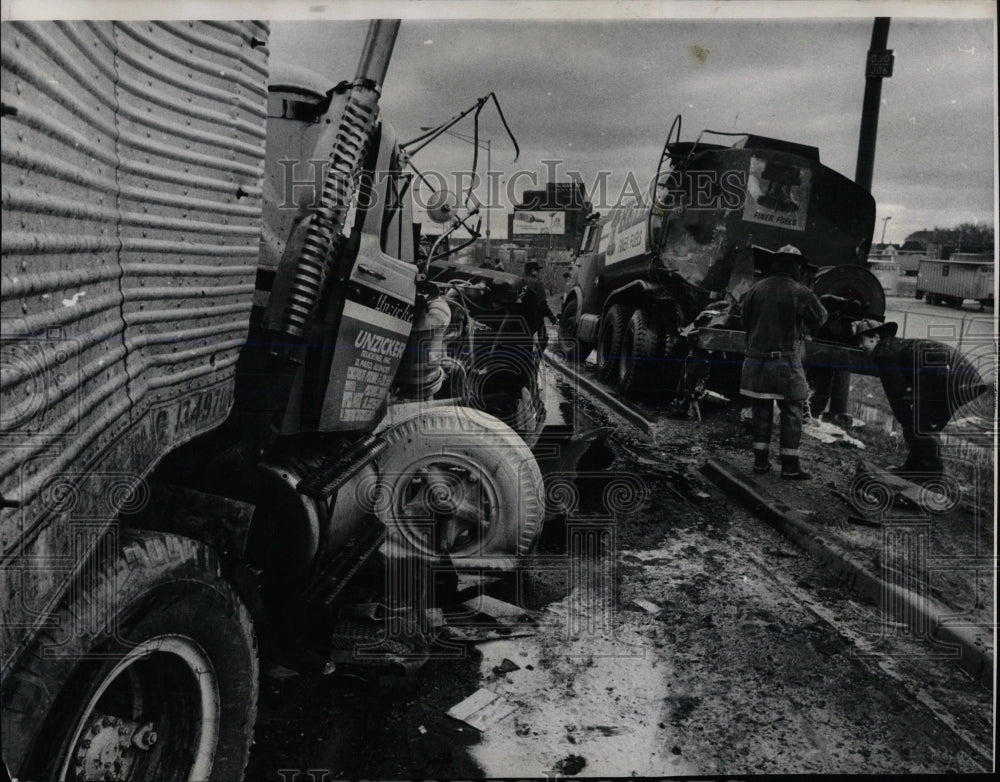 1964 Press Photo Fireman foreground apparently truck - RRW59449 - Historic Images