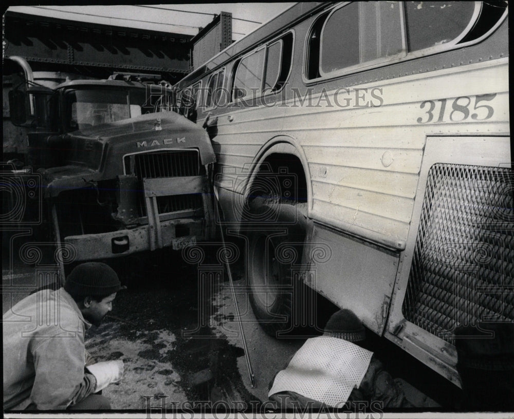 1974 Press Photo Bus Truck Accident Lake Damen - RRW59451 - Historic Images