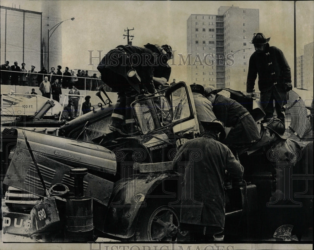 1971 Press Photo Firemen Work Earl wreckage Dan Ryan - RRW59473 - Historic Images