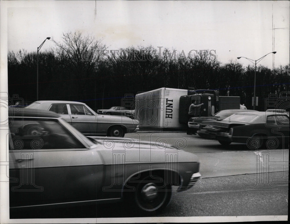 1970 Press Photo Truck Trips Kennedy Truck Rush Traffic - RRW59477 - Historic Images