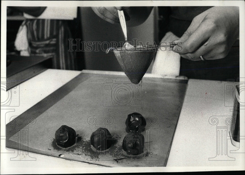 1980 Press Photo Chop in pounds chocolate double boiler - RRW59491 - Historic Images