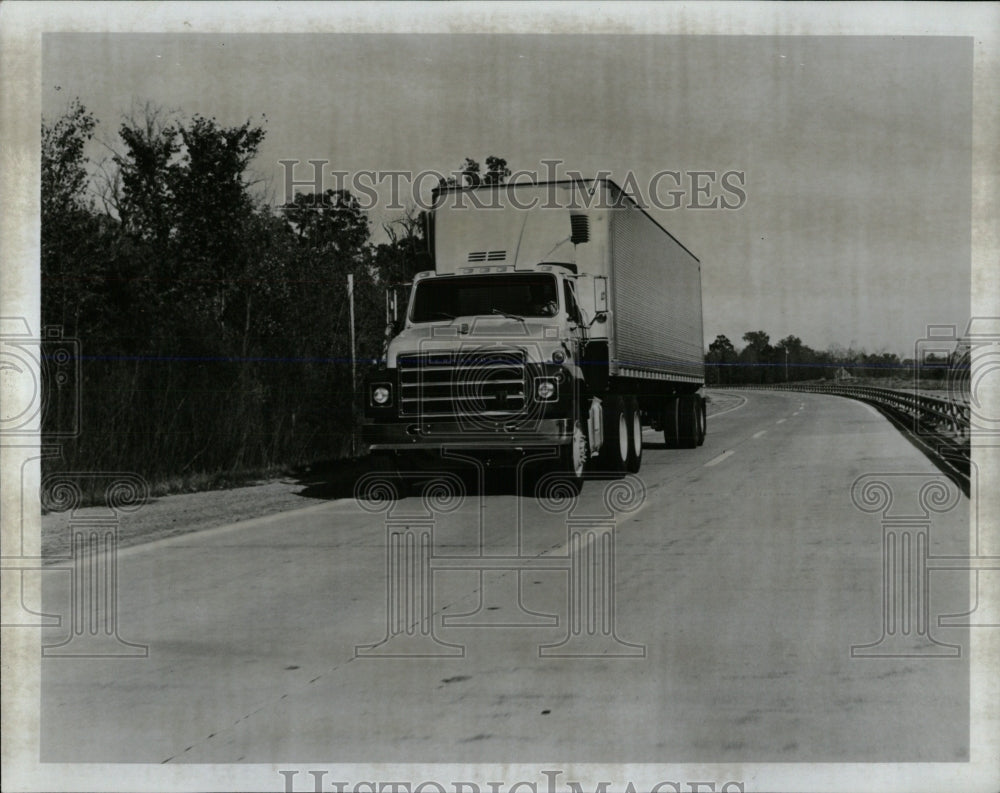 1982 Press Photo International 237heavy highway tractor - RRW59505 - Historic Images