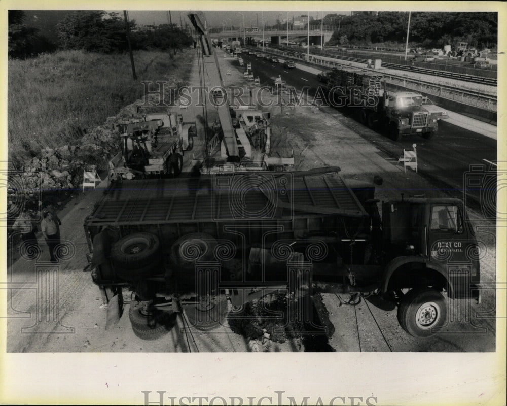 1984 Press Photo Truck Accident Ike Expressway - RRW59519 - Historic Images