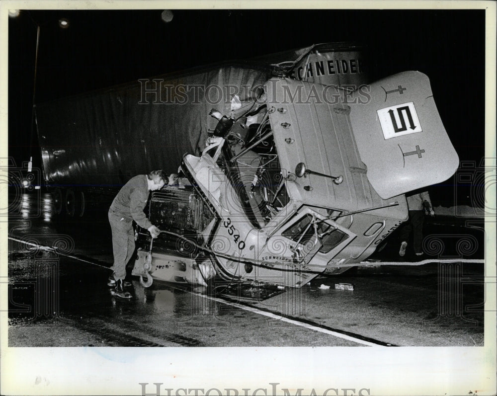 1983 Press Photo North Glen Road tractor trailer Rig - RRW59529 - Historic Images