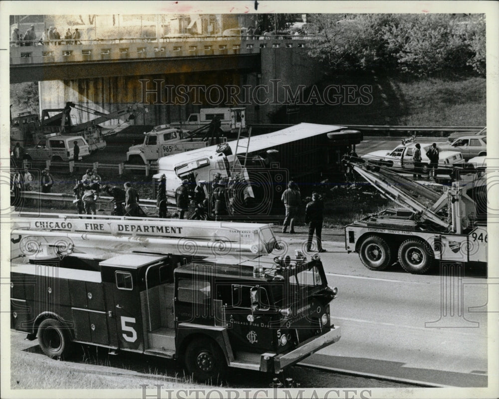 1983 Press Photo Accident semi trailer jackknifed crash - RRW59533 - Historic Images