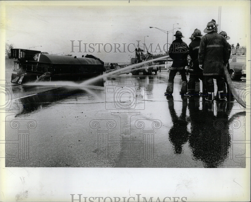 1983 Press Photo Truck Accident Kennedy Expressway - RRW59535 - Historic Images