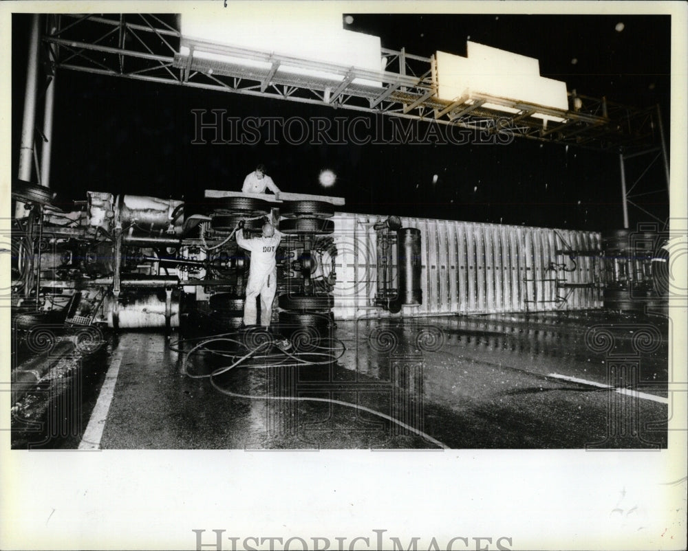 1983 Press Photo Accident Kennedy expressway truck work - RRW59537 - Historic Images