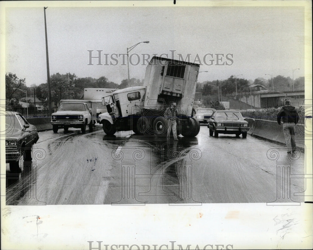 1983 Press Photo Dan Ryan Expy slick Oil Truck spun - RRW59543 - Historic Images