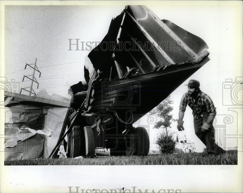 1983 Press Photo Jim Dundovich semitrailer truck crash - RRW59547 - Historic Images