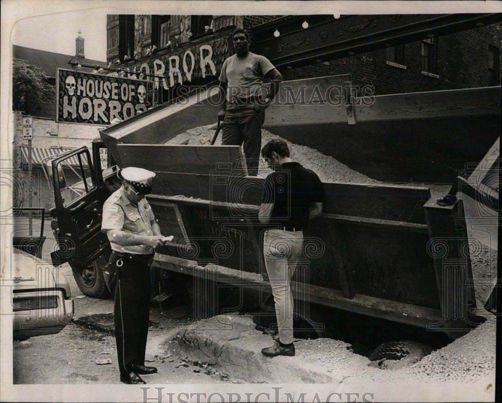 1973 Press Photo Load Stone sidewalk Truck Robinson - RRW59549 - Historic Images