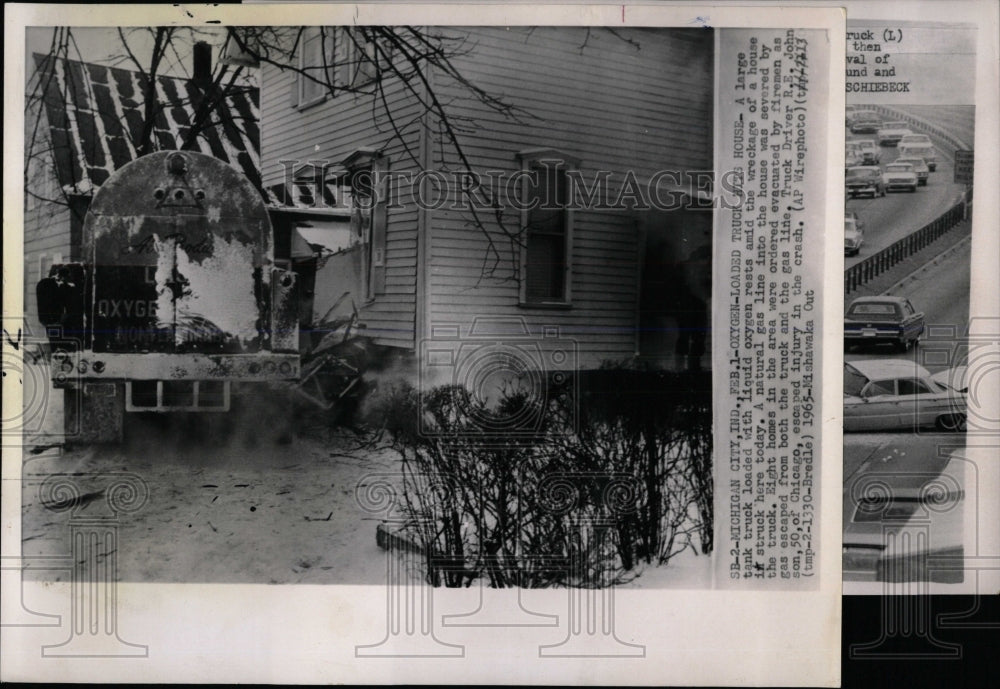 1965 Press Photo Michigan oxygen truck loaded Johnson - RRW59571 - Historic Images