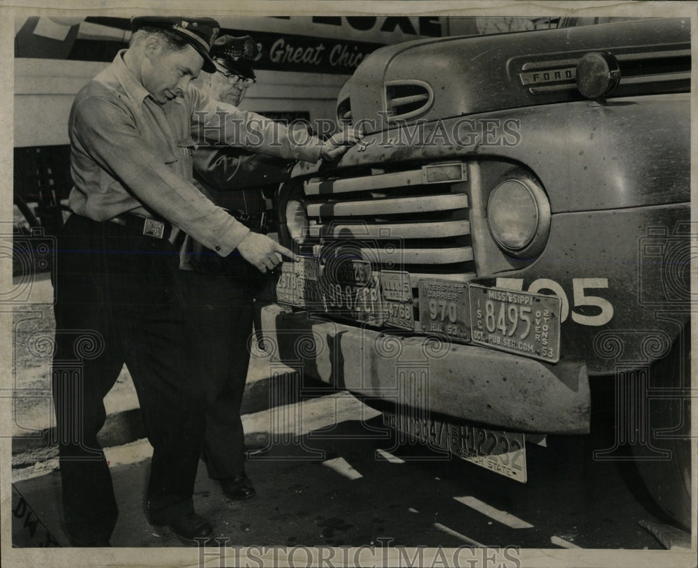 1953 Press Photo Trucker&#39;s Story - RRW59597 - Historic Images