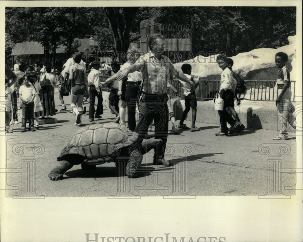 1984 Press Photo Zoo curator of reptiles and birds - RRW59723 - Historic Images