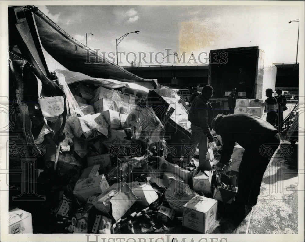 1988 Press Photo Cicero Avenue awash semitraller German - RRW59731 - Historic Images