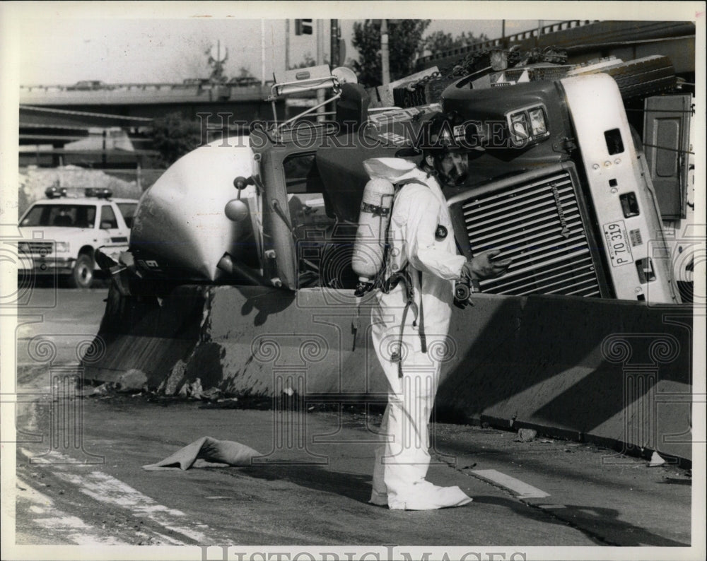 1989 Press Photo Firefighter Chemical Spill Chicago - RRW59735 - Historic Images