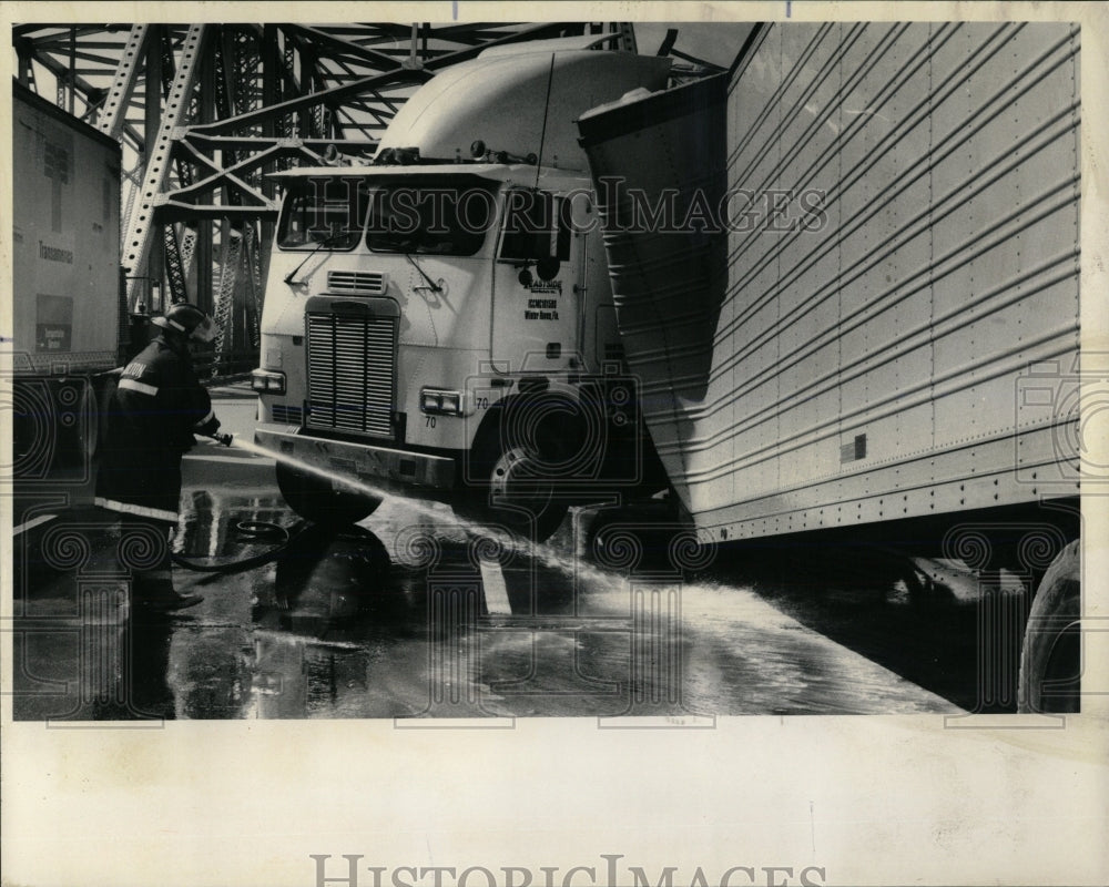 1985 Press Photo Calumet Express-way Truck Accidents - RRW59739 - Historic Images